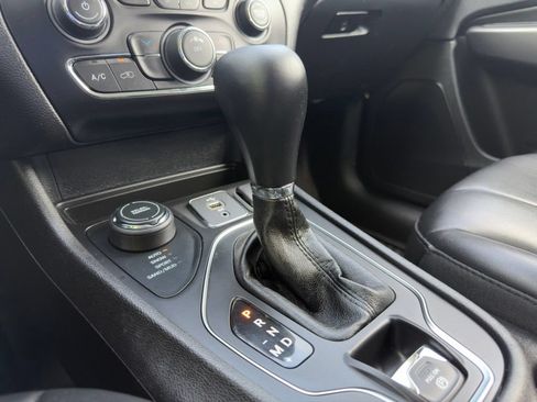 Used 2019 Jeep Cherokee Latitude Plus w/ Cold Weather Group AWD/4WD image 13