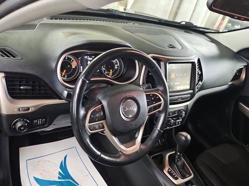 Used 2017 Jeep Cherokee Latitude w/ Cold Weather Group FWD image 10