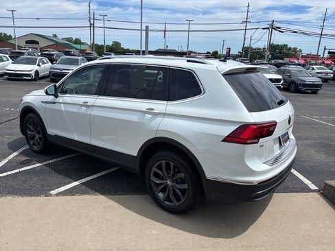 Certified 2023 Volkswagen Tiguan SE w/ Panoramic Sunroof Package FWD image 5