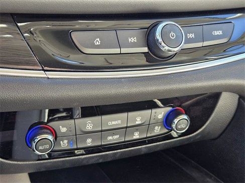 Used 2023 Buick Enclave Premium image 18