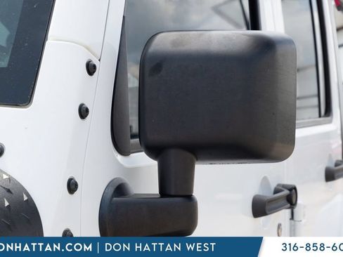 Used 2017 Jeep Wrangler Unlimited Sahara w/ Connectivity Group AWD/4WD image 25