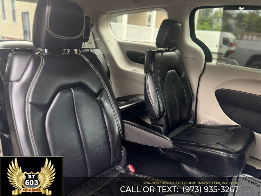 Used 2024 Chrysler Pacifica Touring-L FWD image 15