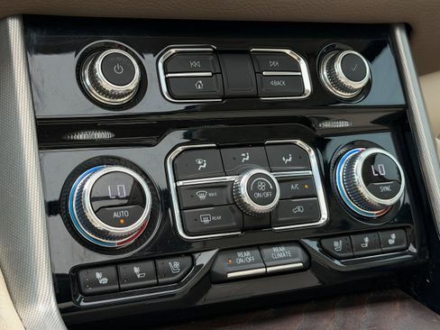 Used 2023 GMC Yukon XL Denali AWD/4WD image 19