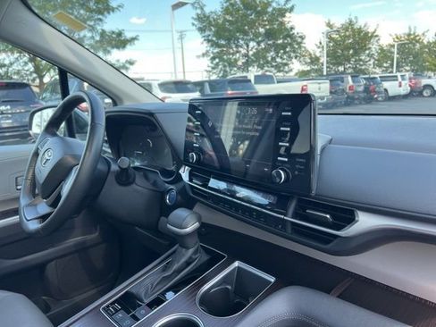 Used 2024 Toyota Sienna XLE image 39