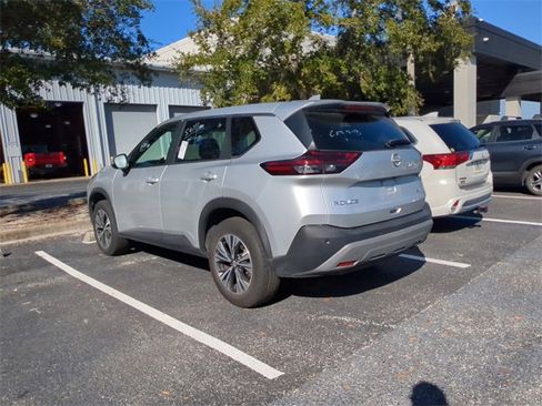 Used 2023 Nissan Rogue SV image 3