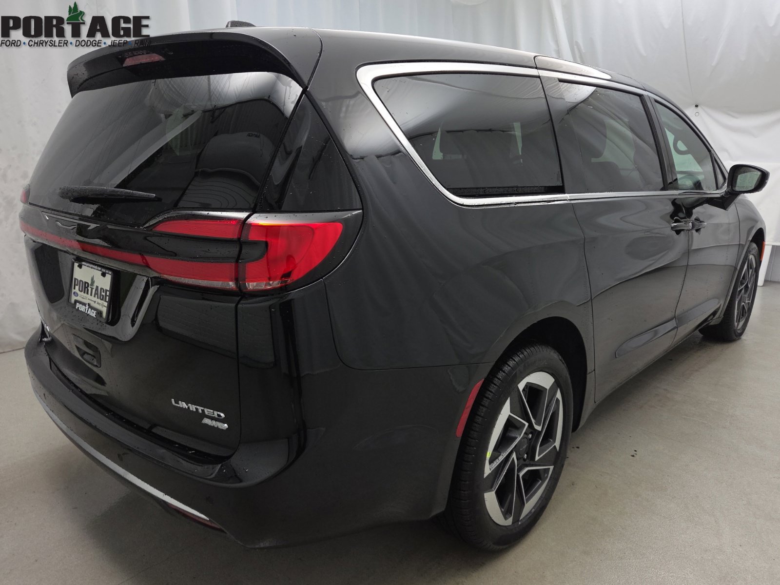 New 2027 Chrysler Pacifica Limited w/ Family Tech Group AWD/4WD image 7