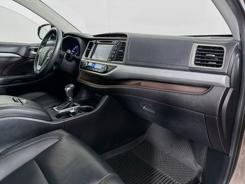 Used 2019 Toyota Highlander XLE AWD/4WD image 29