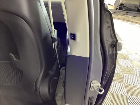 Used 2023 Chrysler Pacifica Touring-L image 12