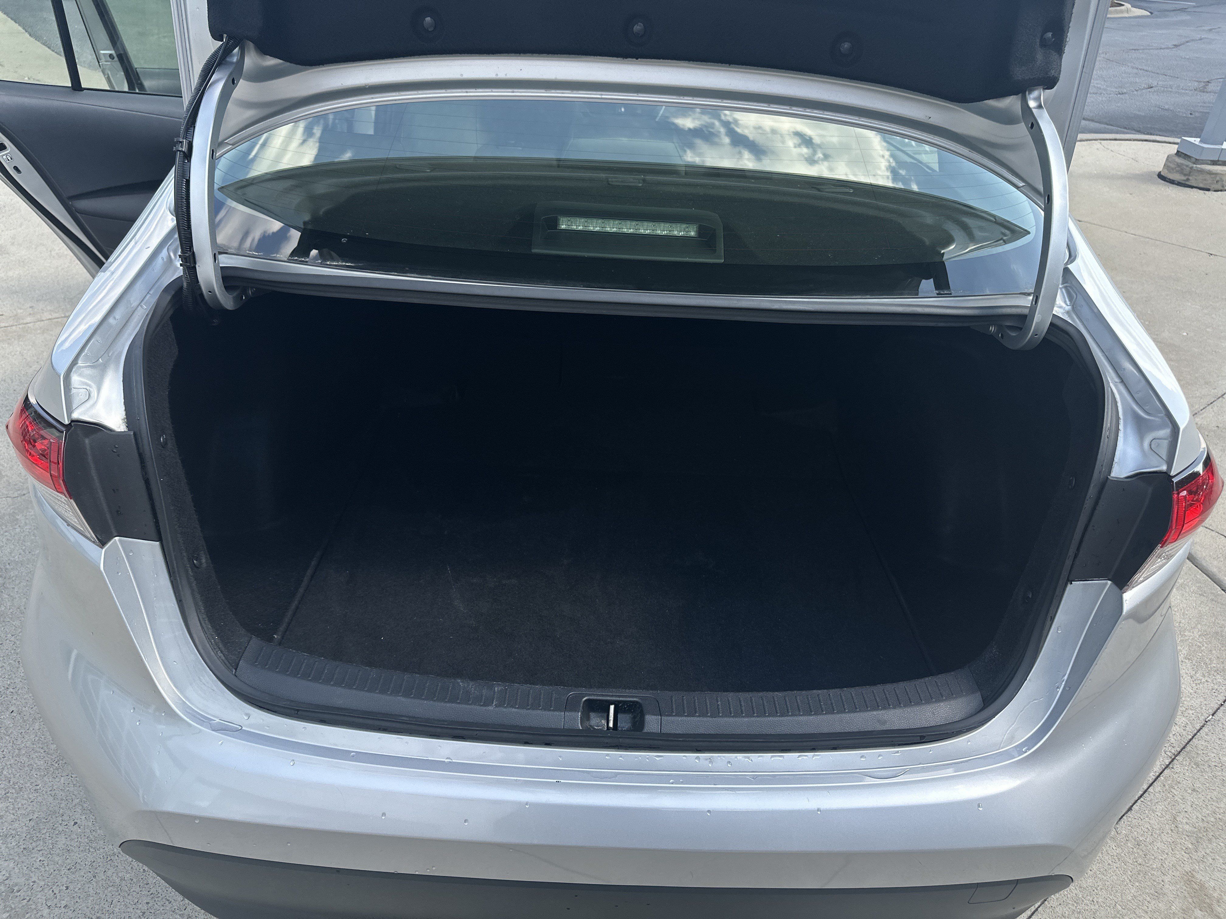 Used 2025 Toyota Corolla LE FWD image 31