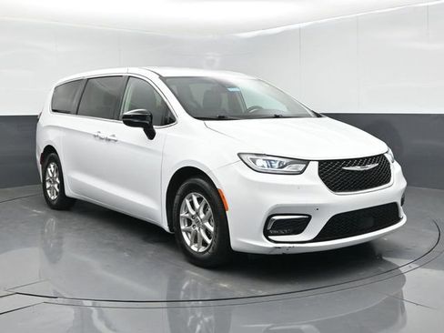 Used 2024 Chrysler Pacifica Touring-L FWD image 1