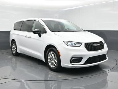 Used 2024 Chrysler Pacifica Touring-L