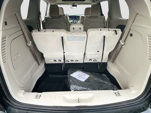 Used 2017 Chrysler Pacifica Platinum FWD image 26