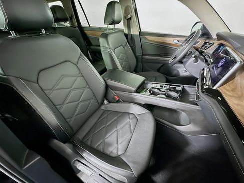 Used 2025 Volkswagen Atlas SE image 33