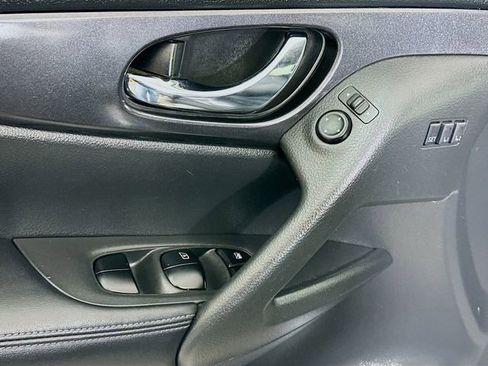 Used 2018 Nissan Rogue SV w/ Premium Package image 18