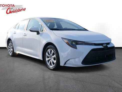 Used 2025 Toyota Corolla LE image 3