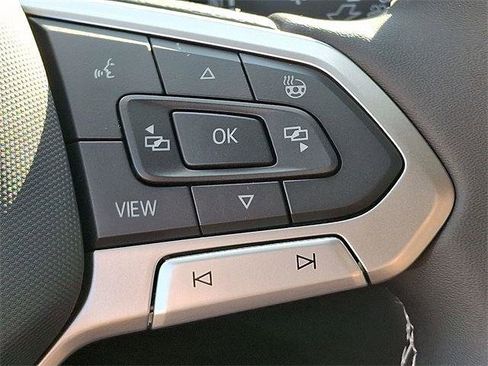 New 2025 Volkswagen Taos SE image 18
