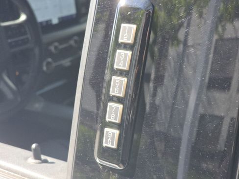 Used 2022 Ford F150 Lariat AWD/4WD image 9