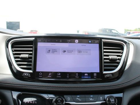 Used 2026 Chrysler Pacifica Pinnacle FWD image 16
