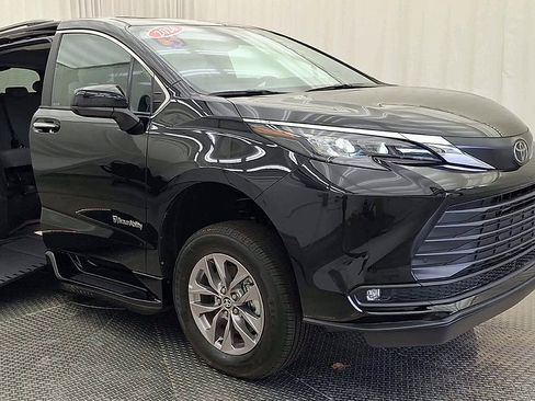 Used 2026 Toyota Sienna XLE FWD image 7