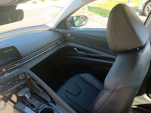 Used 2023 Hyundai Elantra Limited w/ Preferred Accessory Package FWD image 9