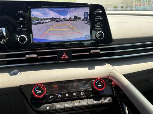 Used 2022 Hyundai Elantra SEL w/ Convenience + Premium Package FWD image 8