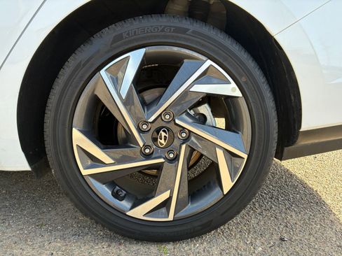 Used 2025 Hyundai Elantra SEL image 31