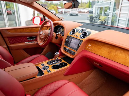 Used 2017 Bentley Bentayga image 21