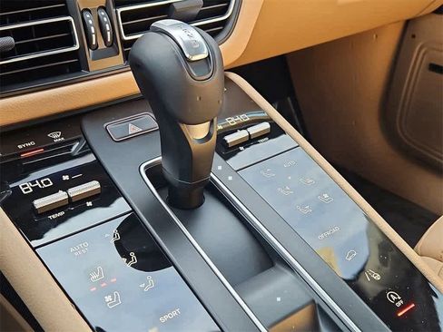 Certified 2025 Porsche Macan image 33