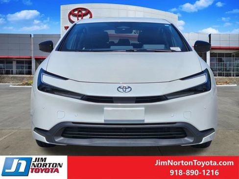 Used 2025 Toyota Prius LE FWD image 2