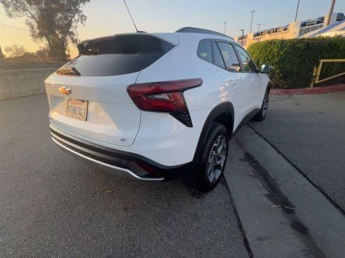 Used 2025 Chevrolet Trax LT w/ LT Convenience Package image 8