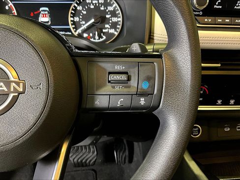 Used 2023 Nissan Rogue SV image 12