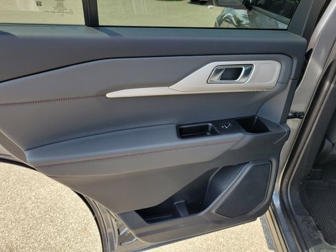 Used 2025 Ford Explorer Active AWD/4WD image 13