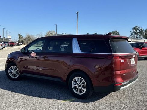 Used 2024 Kia Carnival LX image 11