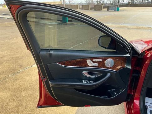 Used 2017 Mercedes-Benz E 300 4MATIC image 23