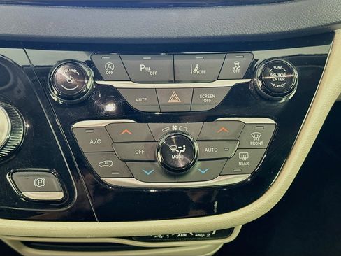 Used 2024 Chrysler Pacifica Touring-L FWD image 23