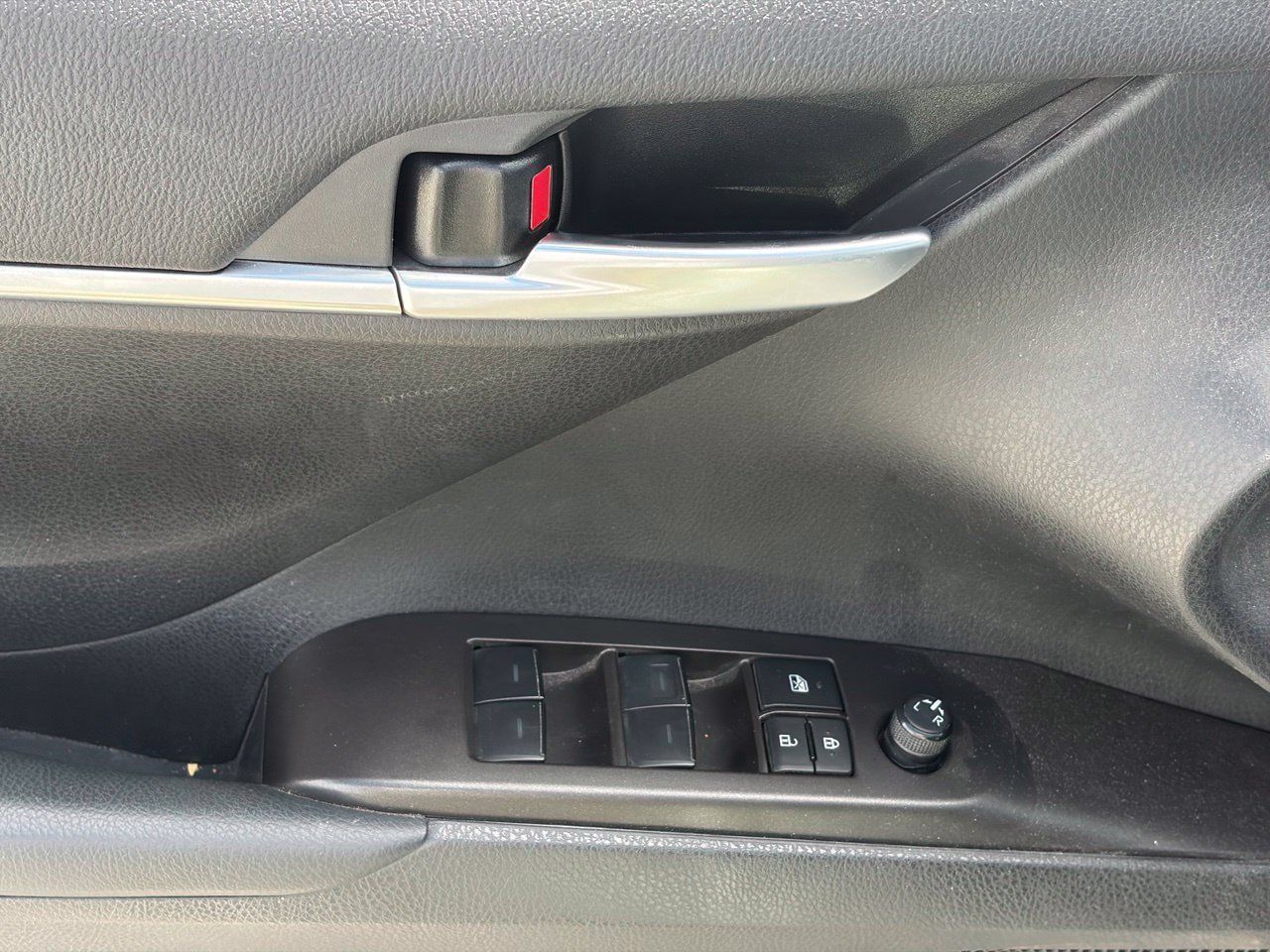 Used 2024 Toyota Camry SE w/ Convenience Package FWD image 6
