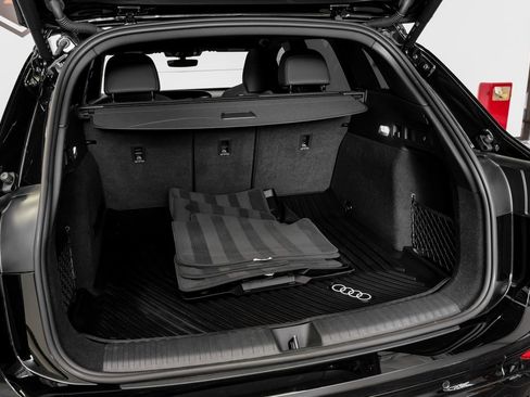 Used 2025 Audi SQ6 e-tron Premium w/ Convenience Package image 49