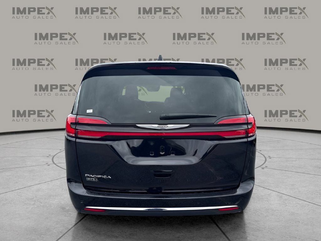 Used 2024 Chrysler Pacifica Touring-L FWD image 4