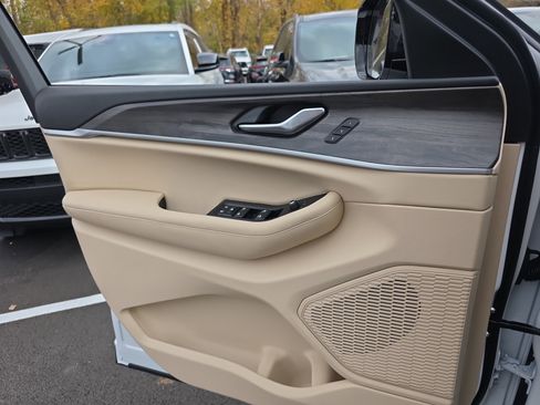 New 2025 Jeep Grand Cherokee Limited w/ Black Appearance Package image 13