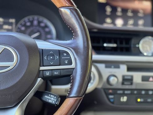 Used 2017 Lexus ES 300h w/ Luxury Package image 38