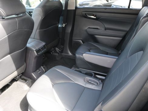 Used 2022 Toyota Highlander XLE image 31