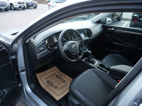 Used 2019 Volkswagen Jetta SE w/ Cold Weather Package image 9