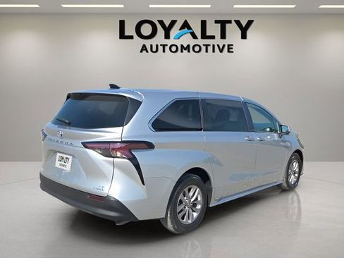 Used 2024 Toyota Sienna LE FWD image 5