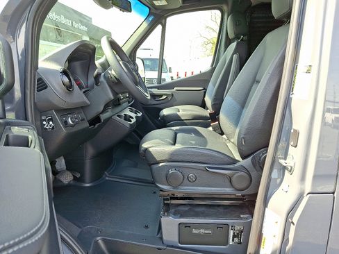 Used 2024 Mercedes-Benz Sprinter 2500 image 25