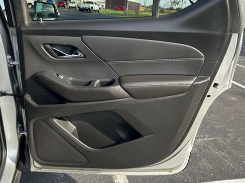 Used 2022 Chevrolet Traverse LT image 12
