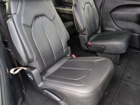 Used 2020 Chrysler Pacifica Touring-L Plus w/ Advanced Safetytec Group image 21