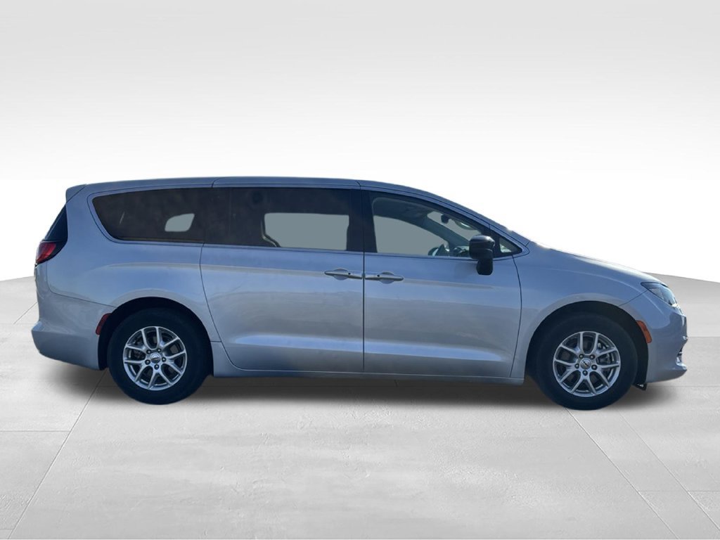 Used 2024 Chrysler Voyager LX FWD image 5