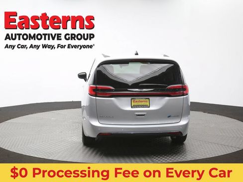 Used 2023 Chrysler Pacifica Touring-L FWD image 39