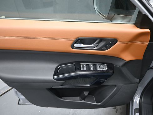 New 2026 Nissan Pathfinder Platinum FWD image 11
