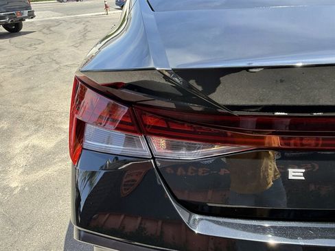 Used 2024 Hyundai Elantra Limited FWD image 9